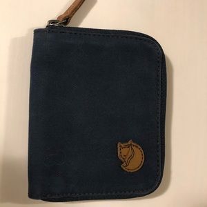Navy Fjallraven zip wallet